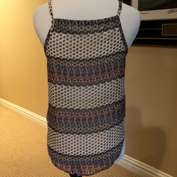 Gorgeous top w/lace on neck line. Perfect summer - Picture 4 of 5